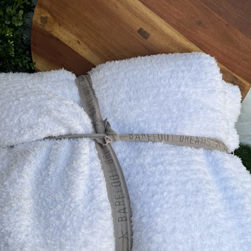 Barefoot Dreams White CozyChic Ribbed Throw Like New